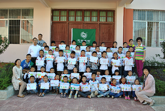6.jpg 慈銘體檢心理團(tuán)隊(duì)與高興鎮(zhèn)小學(xué)生們合影留念
