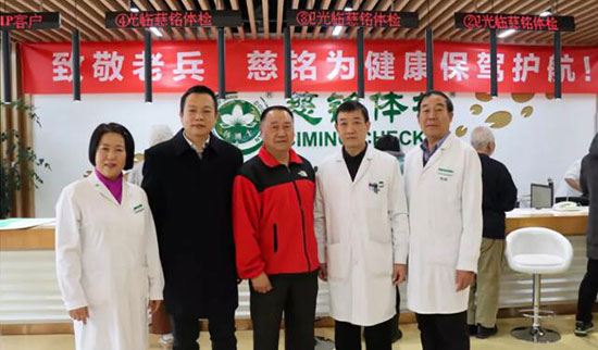 8楊豐偉副書(shū)記與房淑華院長(zhǎng)、退伍老兵醫(yī)生和來(lái)體檢退伍老兵合影.jpg