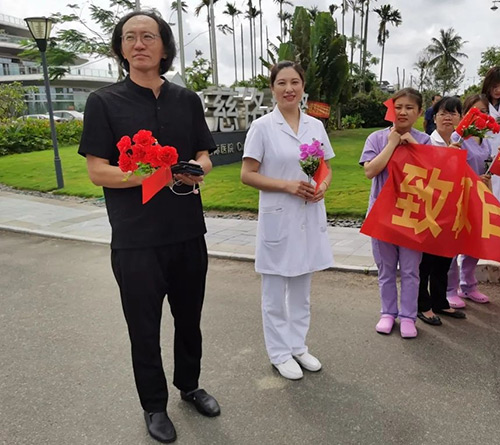 9慈銘集團董事長胡波在海南博鰲向援鄂醫護人員致敬.jpg