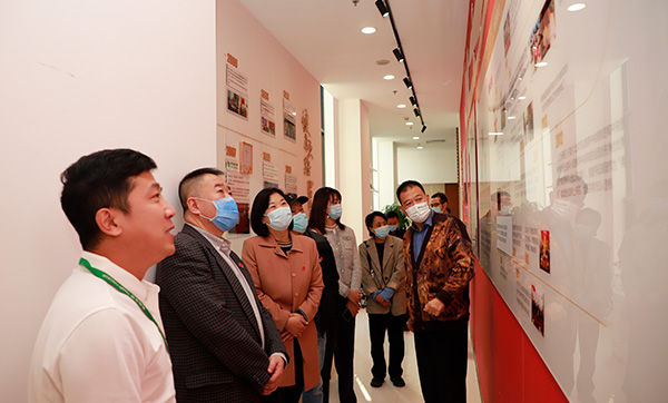 7慈銘集團(tuán)聯(lián)席總裁韓圣群與黨委副書(shū)記陳金珠陪同市、區(qū)紅十字會(huì)領(lǐng)導(dǎo)參觀了慈銘黨建墻.jpg